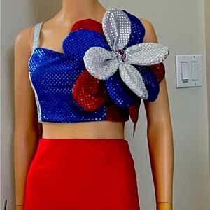 Flowers made de same fabric of the crop Top